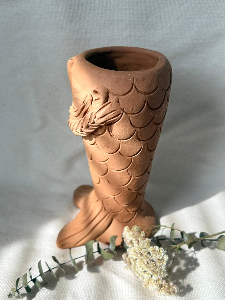 Teresita Mouth Vase with Textured Fin