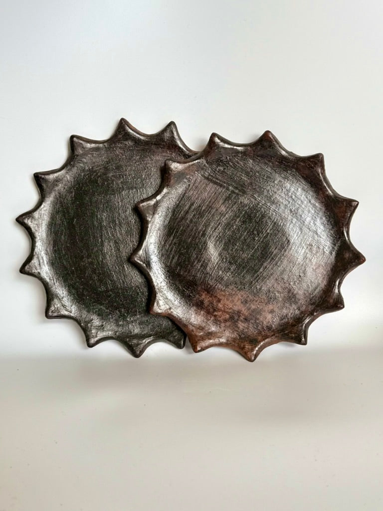 Sunburst Clay Plate (Dark Brown)