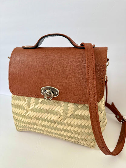 Portfolio Palm Handbag - Side Magnetic Clips