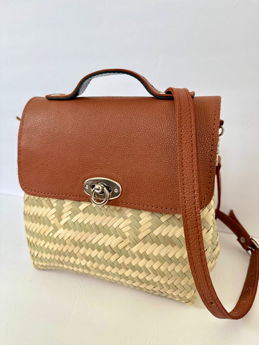Portfolio Palm Handbag - Side Magnetic Clips