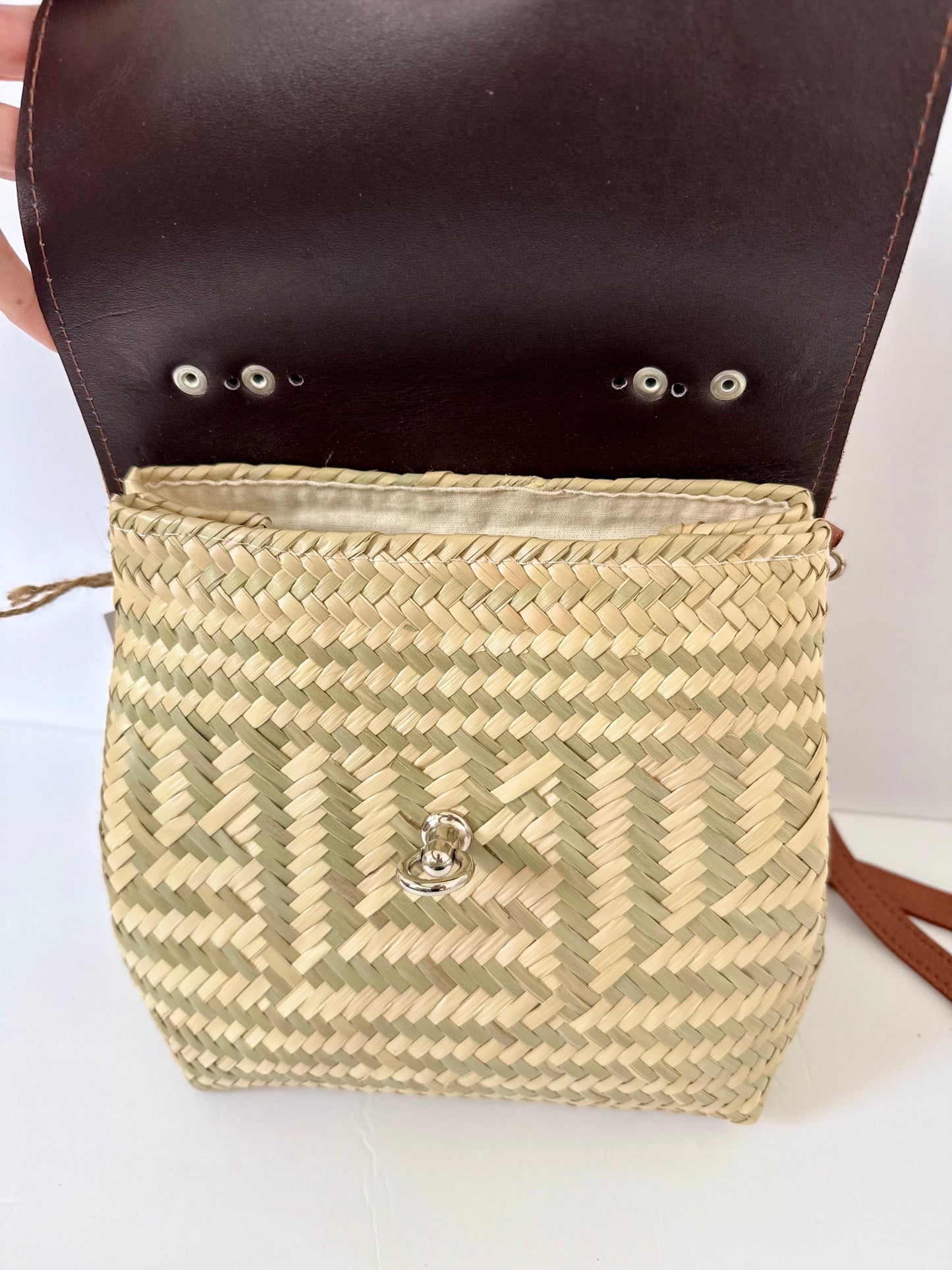 Portfolio Palm Handbag - Side Magnetic Clips