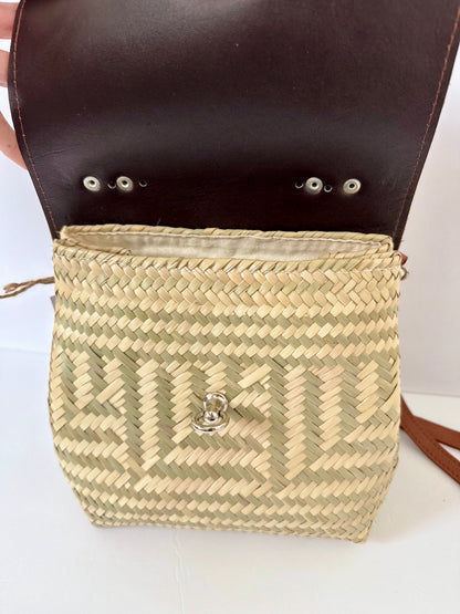Portfolio Palm Handbag - Side Magnetic Clips