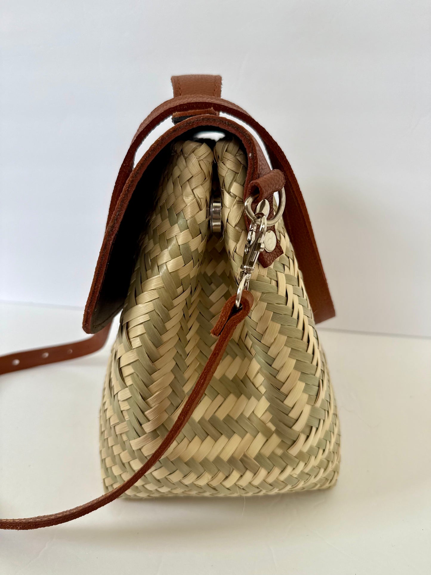 Portfolio Palm Handbag - Side Magnetic Clips