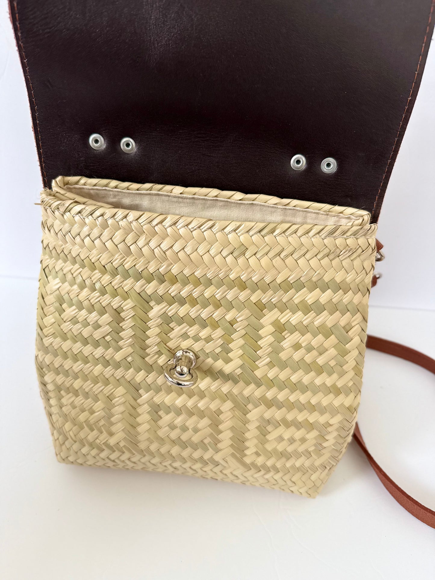 Portfolio Palm Handbag - Side Magnetic Clips 2