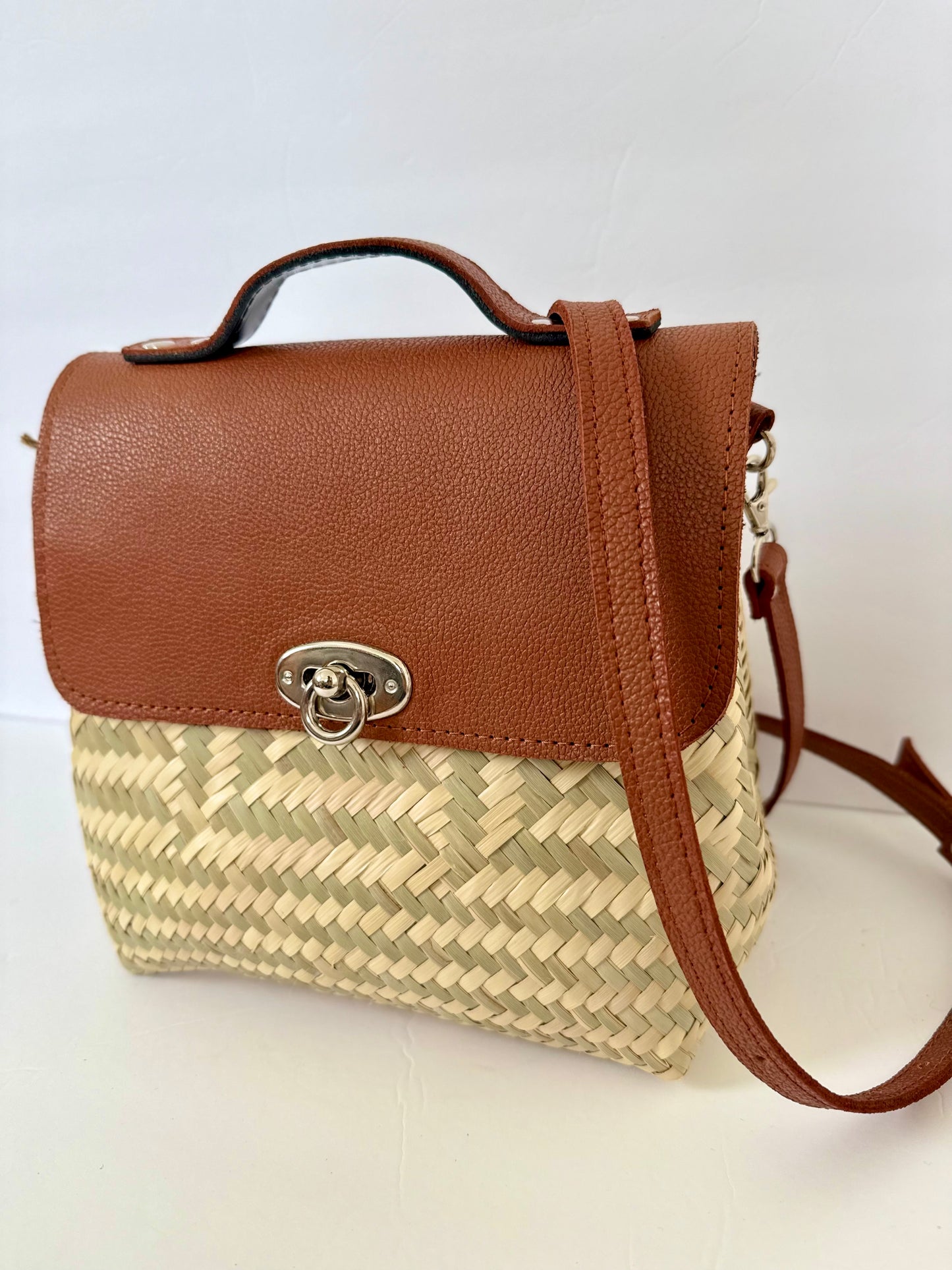 Portfolio Palm Handbag - Side Magnetic Clips