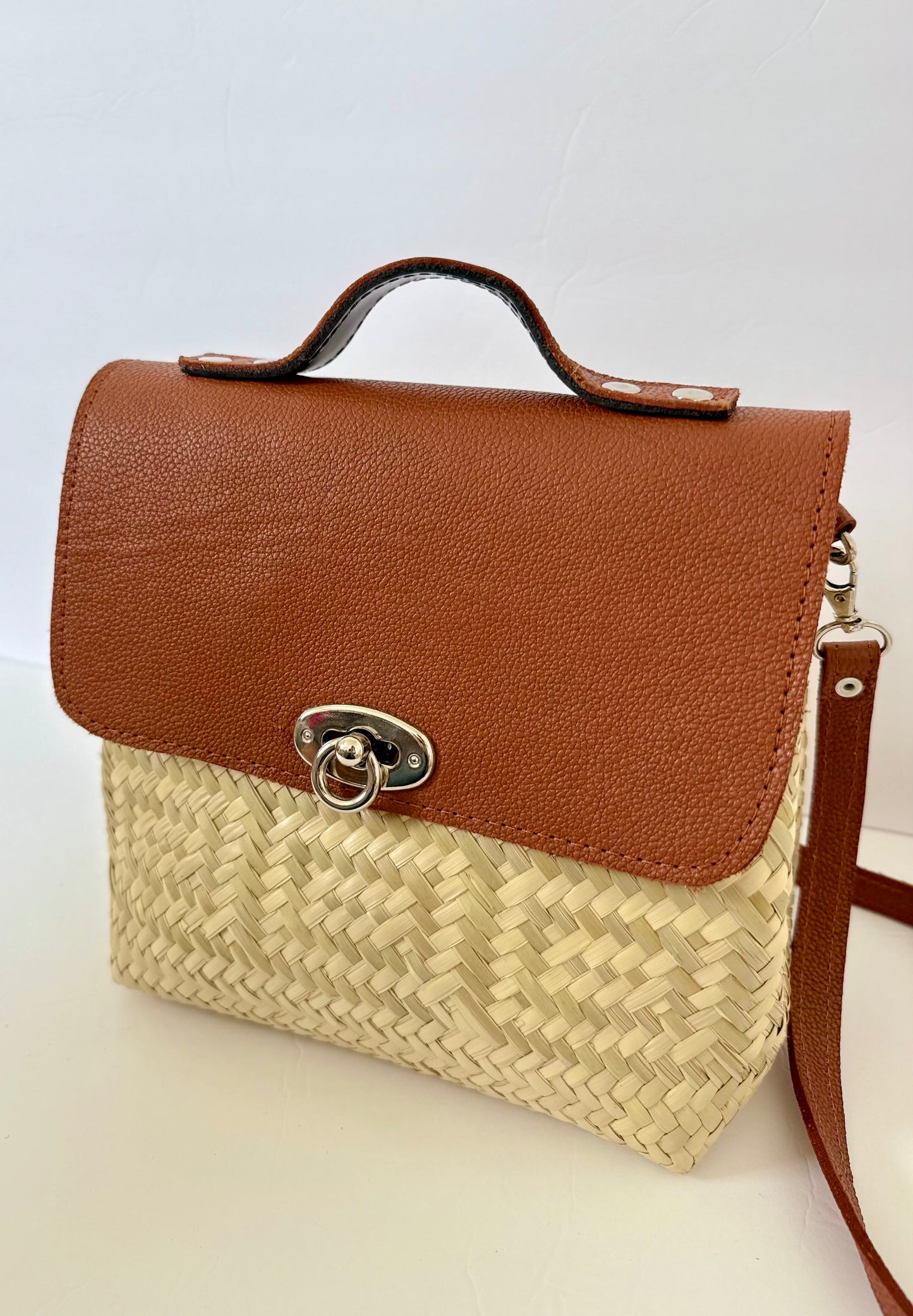 Portfolio Palm Handbag - Side Magnetic Clips 2
