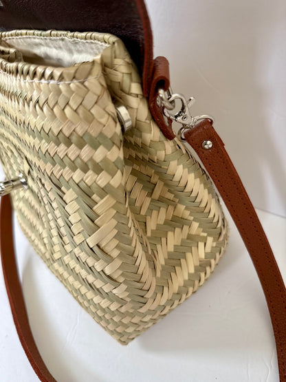 Portfolio Palm Handbag - Side Magnetic Clips