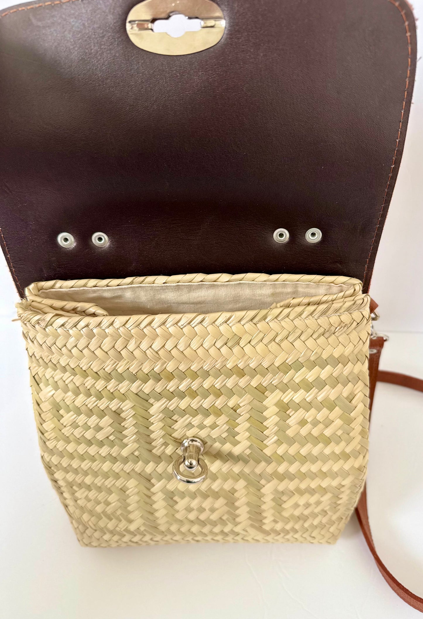 Portfolio Palm Handbag - Side Magnetic Clips 2