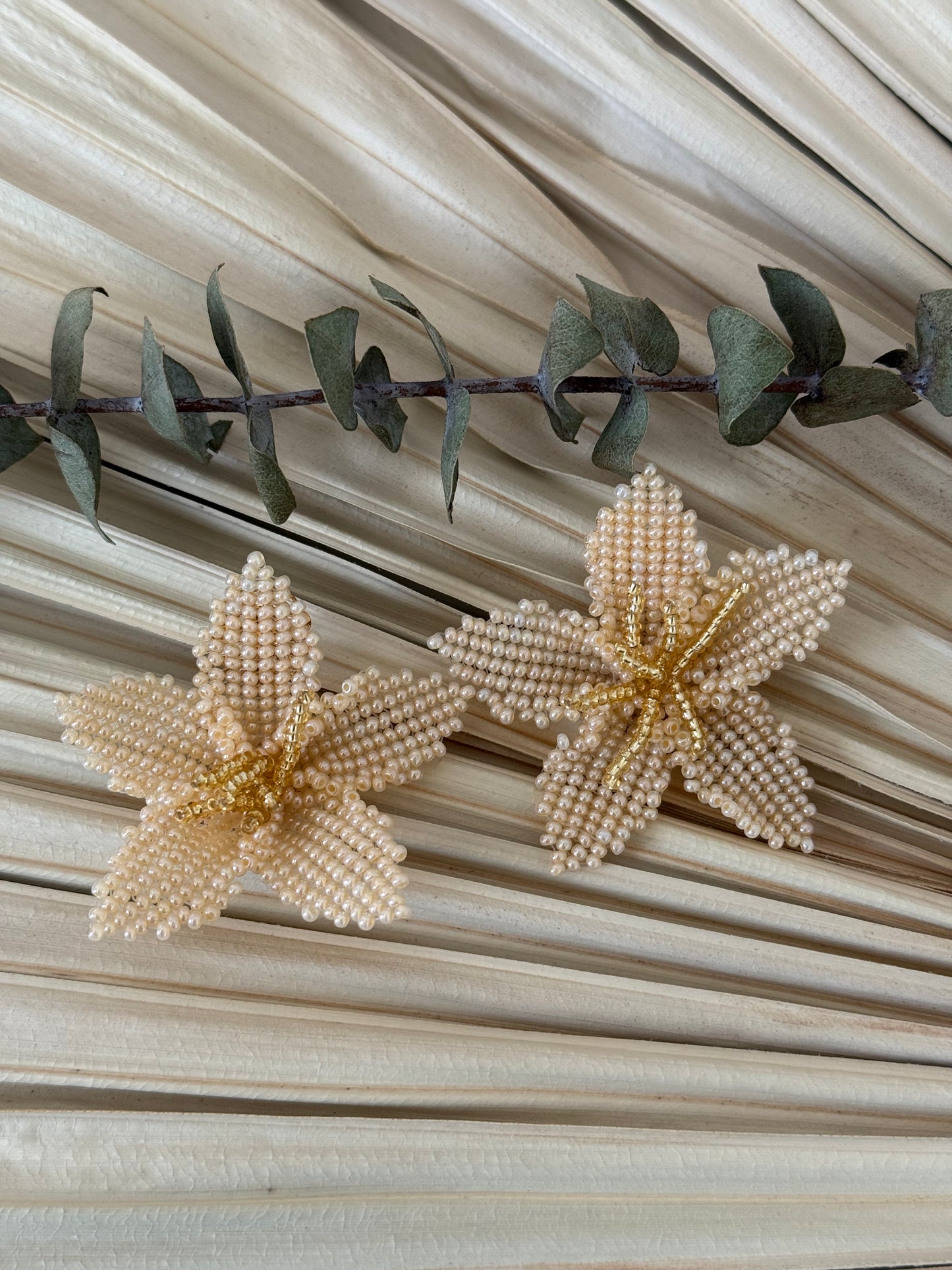 Beige/Gold 3D Flower